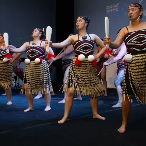 TOMISLAVGRAD, 10. srpnja (FENA) – U sklopu turneje povodom 1100. obljetnice Hrvatskoga Kraljevstva, u kino dvorani Kulturno-informativnog centra u Tomislavgradu održan je impresivan umjetnički program pod nazivom Kia ora Hrvatska 2025., u organizaciji Hrvatskog kulturnog društva – Auckland s Novog Zelanda i Folklornog ansambla Kralj Tomislav.(Foto FENA/Mario Loncar)