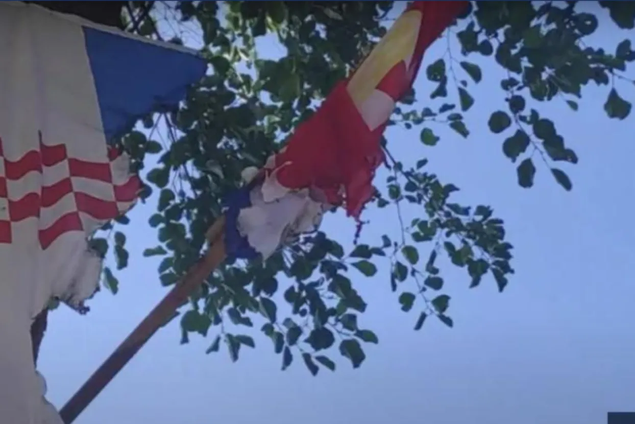 Paljenje hrvatskih zastava kod Žepča