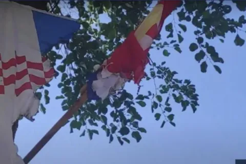 Paljenje hrvatskih zastava kod Žepča