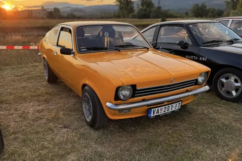 ŠIROKI BRIJEG, 12. srpnja (FENA) – Hercegovina je ovaj vikenda u znaku klasike na četiri kotača – održava se sedmi po redu Opel Oldschool susret, koji je okupio stotine ljubitelja i vlasnika klasičnih Opel vozila iz cijele regije. 