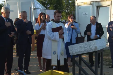 Prigodnom svečanošću ispred Hrvatske bolnice dr. fra Mato Nikolić u Novoj Biloj, uz nazočnost velikog broja uzvanica iz političkog i društvenog života Hrvata iz Bosne i Hercegovine i Republike Hrvatske, večeras je položen kamen temeljac za sedmu i osmu lamelu bolnice.