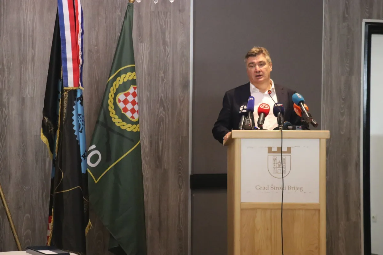 ŠIROKI BRIJEG, 15. kolovoza (FENA) - MIlanović u Širokom Brijegu odlikovao Poskok HVO-a (Foto FENA/Branka Soldo)