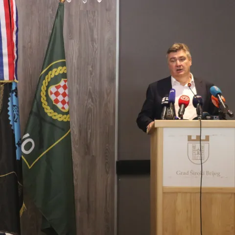 ŠIROKI BRIJEG, 15. kolovoza (FENA) - MIlanović u Širokom Brijegu odlikovao Poskok HVO-a (Foto FENA/Branka Soldo)