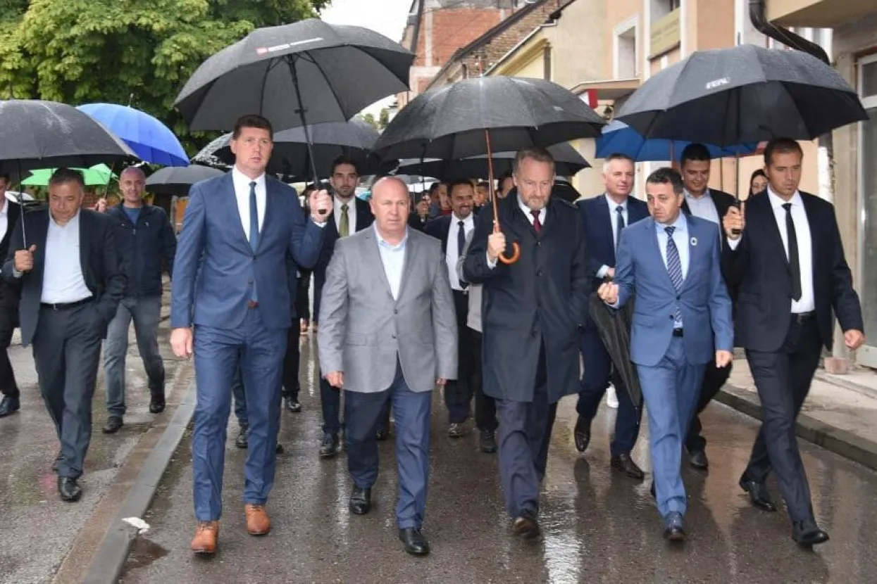 Edin Hakanović (u sivom sakou) tijekom jednog od skupova SDA u Visokom.