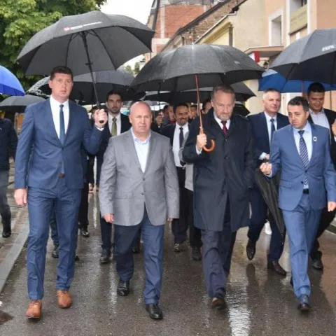 Edin Hakanović (u sivom sakou) tijekom jednog od skupova SDA u Visokom.