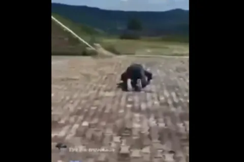 Snimka s Pješčare pokazuje skupinu muškaraca kako klanjaju na spomeniku poginulim Hrvatima, uz smijeh, prijetnje i uvrede