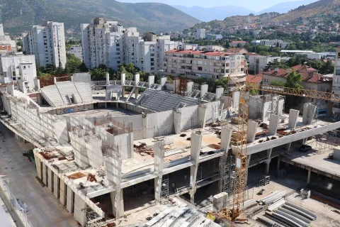 MOSTAR, 22. srpnja (FENA) вЂ" U mostarskoj gradskoj VijeД‡nici u utorak je odrЕѕano potpisivanje ugovora o dodjeli kreditnih i grant sredstava za izgradnju Kulturno-sportskog centra, tj. mostarske dvorane, koja bi trebala biti izgraД'ena do kraja 2028. godine.(Foto FENA/Mario Obrdalj)