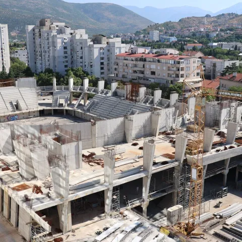 MOSTAR, 22. srpnja (FENA) вЂ" U mostarskoj gradskoj VijeД‡nici u utorak je odrЕѕano potpisivanje ugovora o dodjeli kreditnih i grant sredstava za izgradnju Kulturno-sportskog centra, tj. mostarske dvorane, koja bi trebala biti izgraД'ena do kraja 2028. godine.(Foto FENA/Mario Obrdalj)