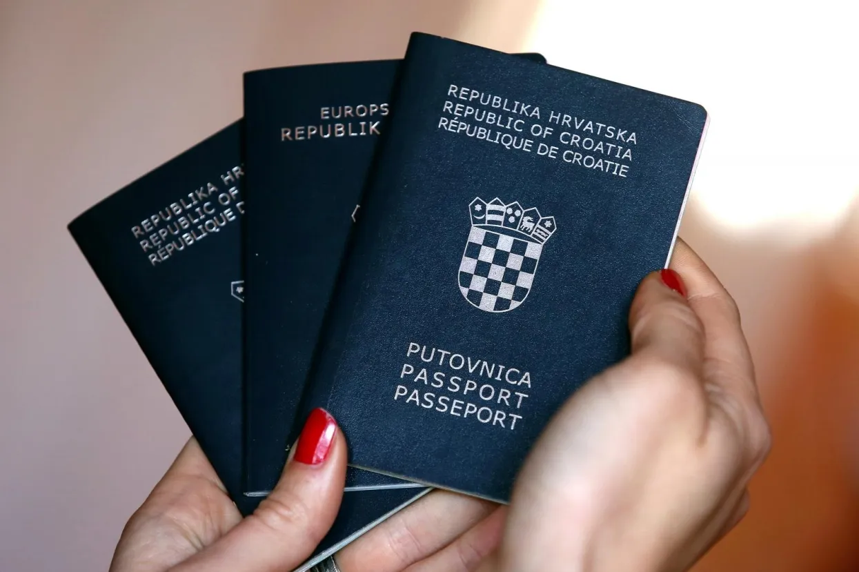 30.12.2017., Sibenik - Od 01. sijecnja zahtjev za izradu nove putovnice moci ce se predati elektronskim putem. Opcija je dostupna grdjanima koji posjeduju elektonicku osobnu iskaznicu s potpisanim certifikatom, a zahtjev se predaje putem sustava e-gradjani.Photo: Dusko Jaramaz/PIXSELL