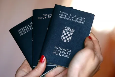 30.12.2017., Sibenik - Od 01. sijecnja zahtjev za izradu nove putovnice moci ce se predati elektronskim putem. Opcija je dostupna grdjanima koji posjeduju elektonicku osobnu iskaznicu s potpisanim certifikatom, a zahtjev se predaje putem sustava e-gradjani.Photo: Dusko Jaramaz/PIXSELL