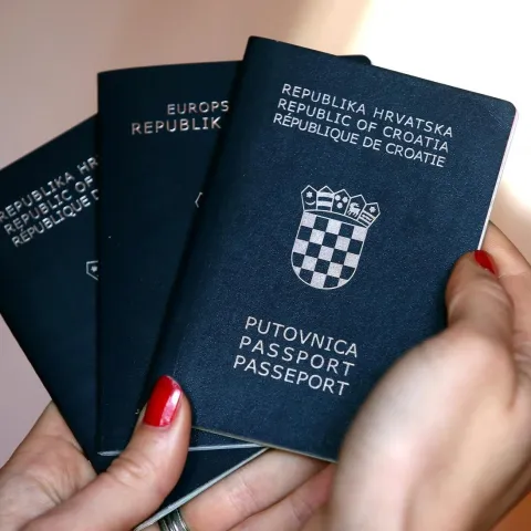 30.12.2017., Sibenik - Od 01. sijecnja zahtjev za izradu nove putovnice moci ce se predati elektronskim putem. Opcija je dostupna grdjanima koji posjeduju elektonicku osobnu iskaznicu s potpisanim certifikatom, a zahtjev se predaje putem sustava e-gradjani.Photo: Dusko Jaramaz/PIXSELL