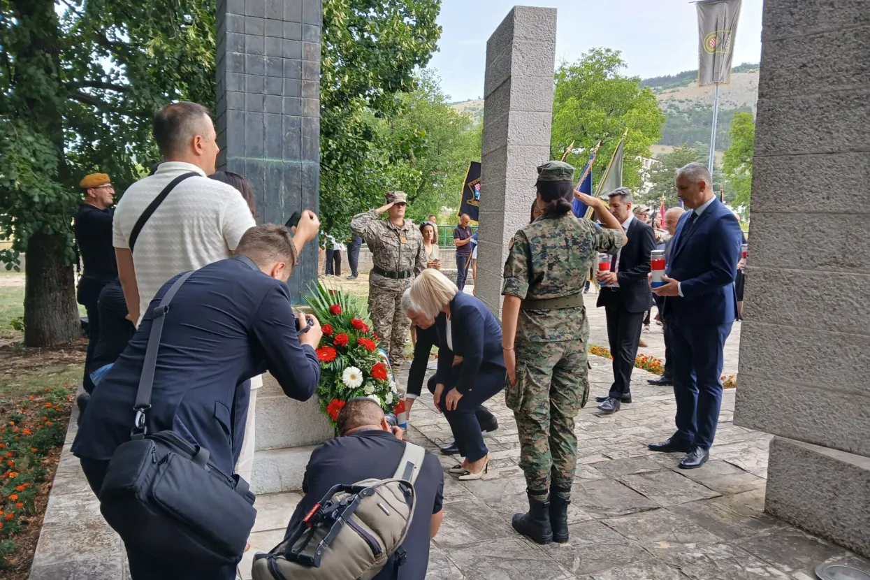 LIVNO, 26. srpnja (FENA) – Polaganjem vijenaca, svečanom akademijom i prigodnim obraćanjima u Livnu je u subotu obilježena 30. obljetnica operacije "Ljeto '95", jedne od ključnih operacija Hrvatske vojske (HV) i Hrvatskog vijeća obrane (HVO) tijekom Domovinskog rata.(Foto FENA/Mario Lončar)