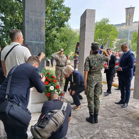LIVNO, 26. srpnja (FENA) – Polaganjem vijenaca, svečanom akademijom i prigodnim obraćanjima u Livnu je u subotu obilježena 30. obljetnica operacije "Ljeto '95", jedne od ključnih operacija Hrvatske vojske (HV) i Hrvatskog vijeća obrane (HVO) tijekom Domovinskog rata.(Foto FENA/Mario Lončar)