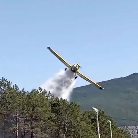 PROZOR-RAMA, 24. srpnja (FENA) - Na podruДЌju opД‡ine Prozor-Rama u ДЌetvrtak je u poslijepodnevnim satima izbio intenzivan poЕѕar koji je joЕЎ uvijek aktivan i ЕЎiri se iznad naseljenih mjesta Podbora i PloДЌe u pravcu prema Kolivretu, potvrdio je za Fenu glasnogovornik Vlade HercegovaДЌko-neretvanske Еѕupanije (HNЕЅ) i ЕЅupanijskog stoЕѕera Civilne zaЕЎtite Pero PavloviД‡.(Foto FENA/Branka Soldo)