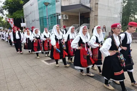 LIVNO, 27. srpnja (FENA) - U sklopu Livanjskog kulturnog ljeta, u subotu je ispred dvorane Narodnog sveučilišta u Livnu održana 9. smotra folklora pod nazivom "Kad zapivam niz livanjsku stranu", u organizaciji Turističke zajednice Grada Livna, KUD-a Rudine župa Vidoši Livno i KUD-a Tribanj Bila Livno, a pod pokroviteljstvom gradonačelnika Darke Čondrića.(Foto FENA/Mario Lončar)