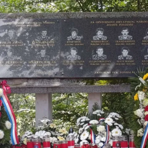 Na Pomenu obilježena 32. obljetnica stradanja hrvatskih branitelja iz Tomislavgrada i Rame 