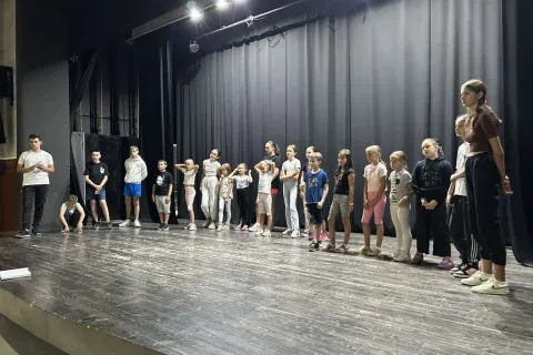 Ljetni kazališni kamp u župi Brajkovići okupio 30 djece i mladih 