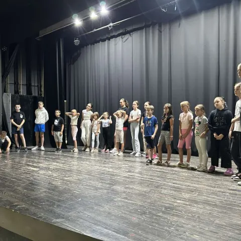 Ljetni kazališni kamp u župi Brajkovići okupio 30 djece i mladih 