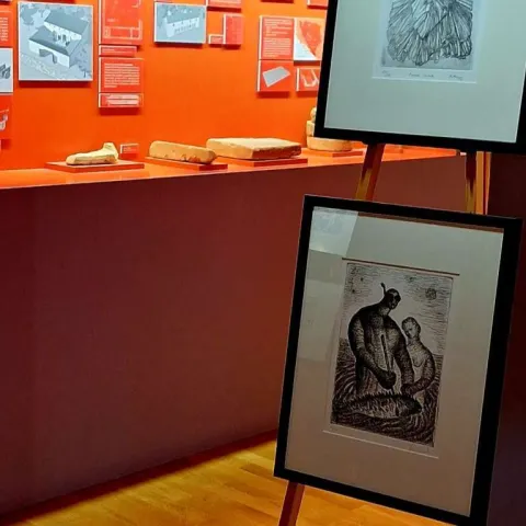 Pjesničko-grafička mapa posvećena Tonku Maroeviću predstavljena u Livnu