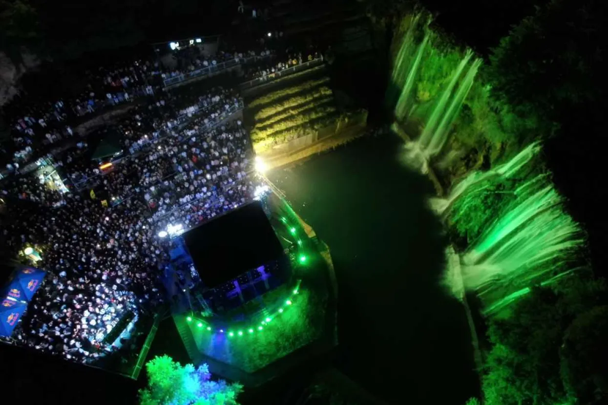 Koncertom Željka Joksimovića ispod Plivskog vodopada završen Desant Festival u Jajcu 