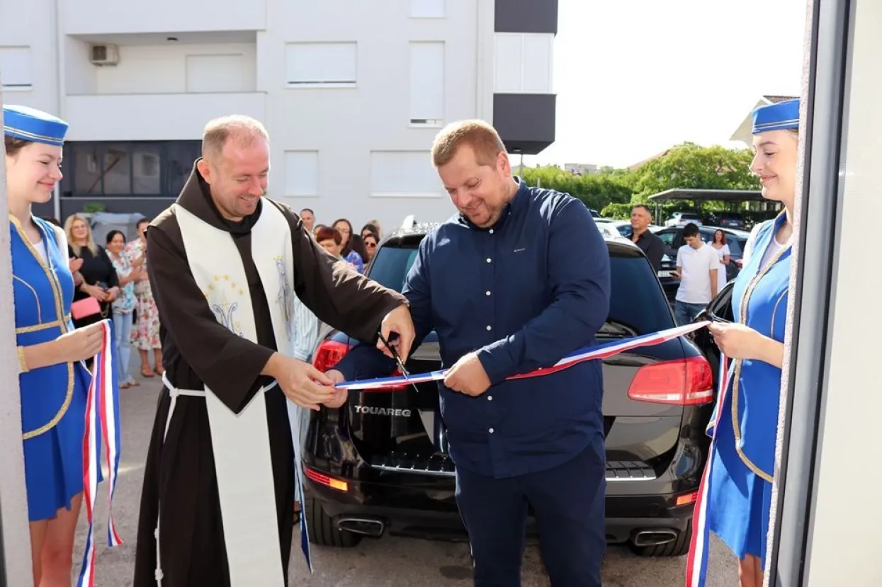 LJUBUŠKI, 4. kolovoza (FENA) – Dječji vrtić Ljubuški u ponedjeljak je otvorio novu podružnicu u samom središtu grada, gdje živi najveći broj mladih obitelji s malom djecom, čime će se značajno povećati kapaciteti ustanove i omogućiti prijem novih mališana.(Foto FENA/Dječji vrtić Ljubuški)