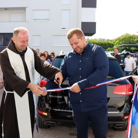 LJUBUŠKI, 4. kolovoza (FENA) – Dječji vrtić Ljubuški u ponedjeljak je otvorio novu podružnicu u samom središtu grada, gdje živi najveći broj mladih obitelji s malom djecom, čime će se značajno povećati kapaciteti ustanove i omogućiti prijem novih mališana.(Foto FENA/Dječji vrtić Ljubuški)