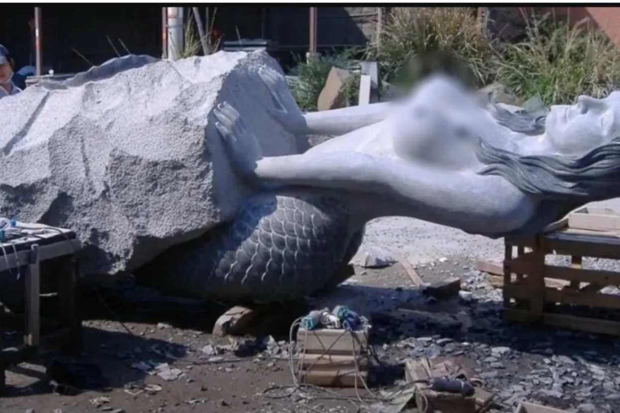 Uklanja se kip sirene s velikim grudima