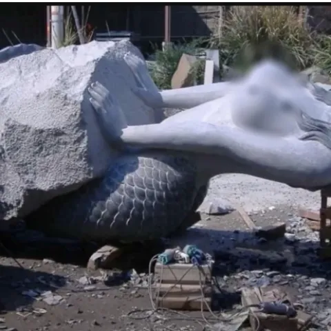 Uklanja se kip sirene s velikim grudima