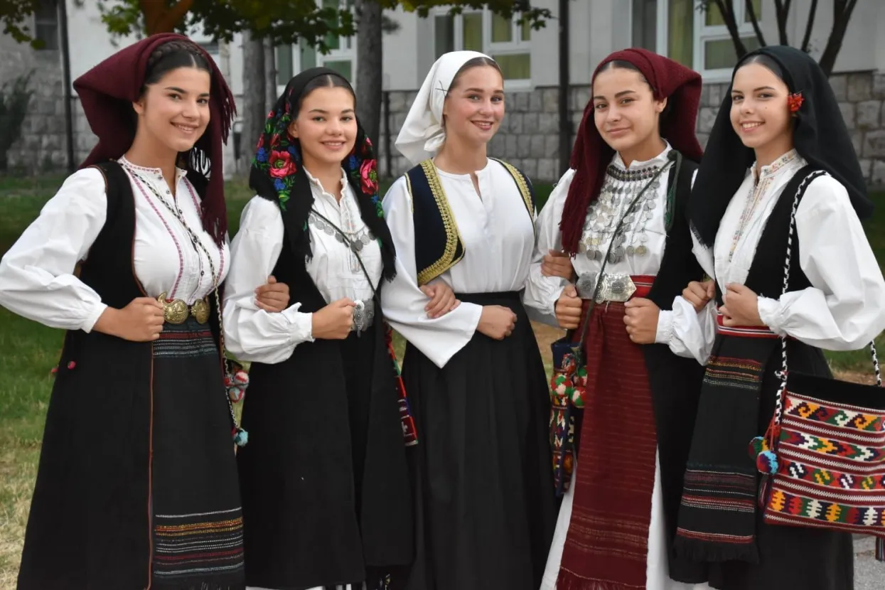 POSUŠJE, 10. kolovoza (FENA) - Tradicionalna smotra folklora "Silo na ognjištu" održana je po 19. put u subotu na Trgu hrvatskih branitelja u Posušju, okupljajući ljubitelje folklorne baštine i kulturne tradicije(Foto Fena /Posuško Lito)