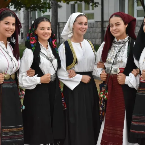 POSUŠJE, 10. kolovoza (FENA) - Tradicionalna smotra folklora "Silo na ognjištu" održana je po 19. put u subotu na Trgu hrvatskih branitelja u Posušju, okupljajući ljubitelje folklorne baštine i kulturne tradicije(Foto Fena /Posuško Lito)