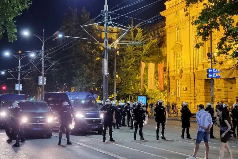 Srbija: Deseci ozlijeđenih i uhićenih u prosvjedima, demolirane prostorije SNS-a