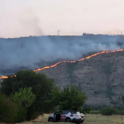 Požar kod Mostara pod kontrolom, gašenje otežano zbog vjetra i terena 