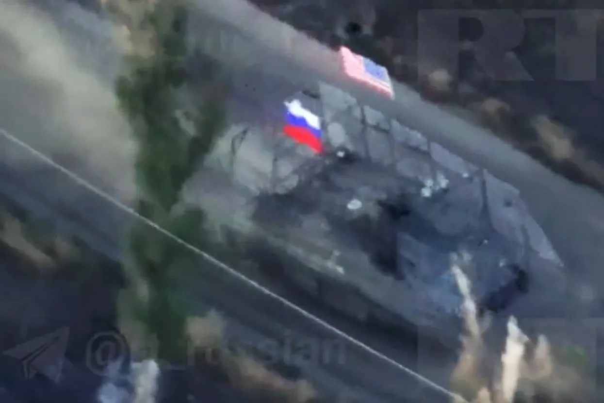 Tenk s ruskom i američkom zastavom