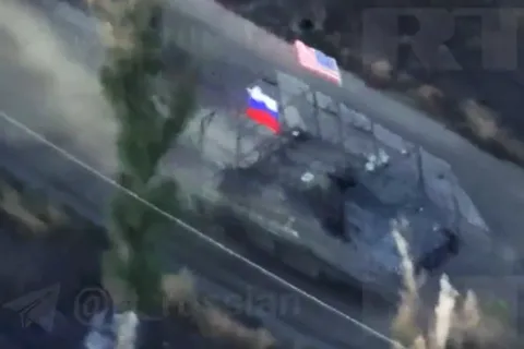 Tenk s ruskom i američkom zastavom