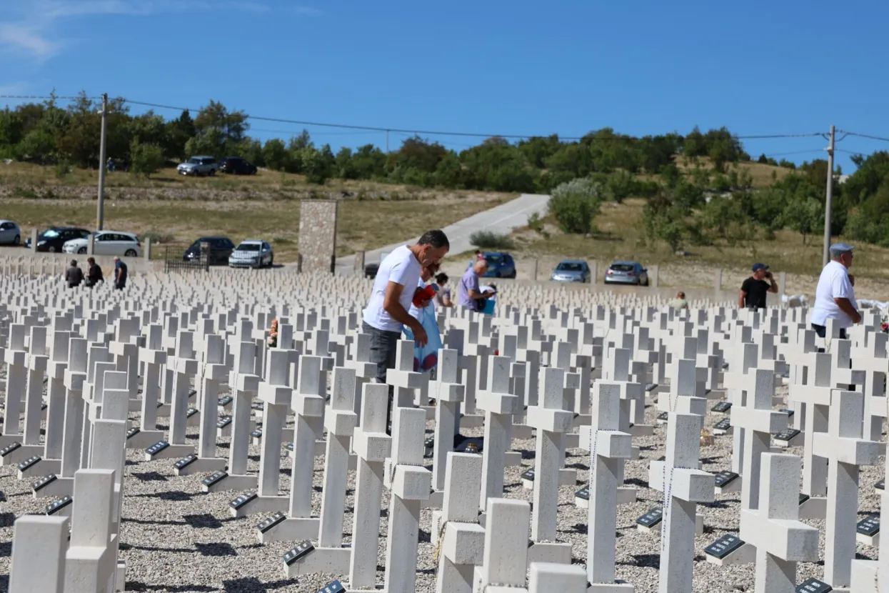 MOSTAR, 23. kolovoza (FENA) - Na Groblju mira, simbolu stradanja i spomena na žrtve, u subotu je pod pokroviteljstvom Hrvatskog narodnog sabora (HNS) BiH obilježen Europski dan sjećanja na žrtve svih totalitarnih režima, te ujedno i 80. obljetnica stradanja hrvatskog naroda na Bleiburgu i Križnom putu.(Foto FENA/Branka Soldo)