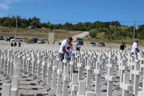 MOSTAR, 23. kolovoza (FENA) - Na Groblju mira, simbolu stradanja i spomena na žrtve, u subotu je pod pokroviteljstvom Hrvatskog narodnog sabora (HNS) BiH obilježen Europski dan sjećanja na žrtve svih totalitarnih režima, te ujedno i 80. obljetnica stradanja hrvatskog naroda na Bleiburgu i Križnom putu.(Foto FENA/Branka Soldo)