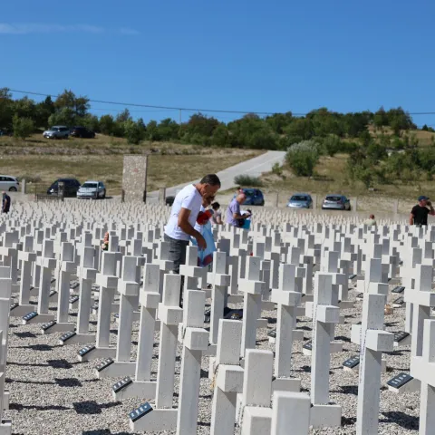 MOSTAR, 23. kolovoza (FENA) - Na Groblju mira, simbolu stradanja i spomena na žrtve, u subotu je pod pokroviteljstvom Hrvatskog narodnog sabora (HNS) BiH obilježen Europski dan sjećanja na žrtve svih totalitarnih režima, te ujedno i 80. obljetnica stradanja hrvatskog naroda na Bleiburgu i Križnom putu.(Foto FENA/Branka Soldo)