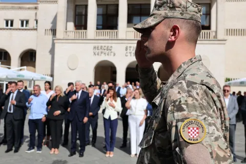 MOSTAR, 22. kolovoza (FENA) - Polaganjem vijenaca i odavanjem počasti svim hrvatskim braniteljima kod spomenika ispred Hrvatskog doma hercega Stjepana Kosače u Mostaru je u četvrtak obilježena 32. obljetnica osnivanja Hrvatske Republike Herceg-Bosne.(Foto FENA/Branka Soldo)