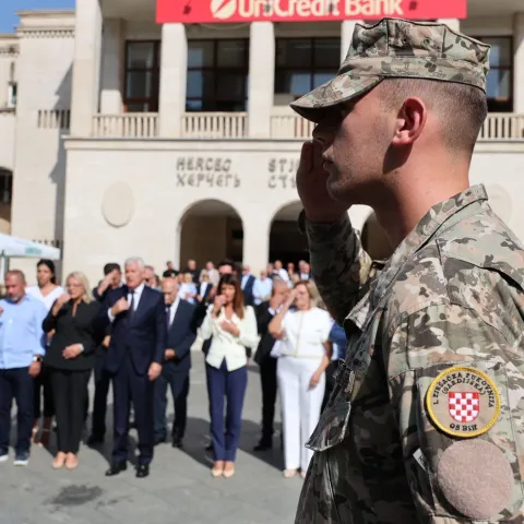 MOSTAR, 22. kolovoza (FENA) - Polaganjem vijenaca i odavanjem počasti svim hrvatskim braniteljima kod spomenika ispred Hrvatskog doma hercega Stjepana Kosače u Mostaru je u četvrtak obilježena 32. obljetnica osnivanja Hrvatske Republike Herceg-Bosne.(Foto FENA/Branka Soldo)