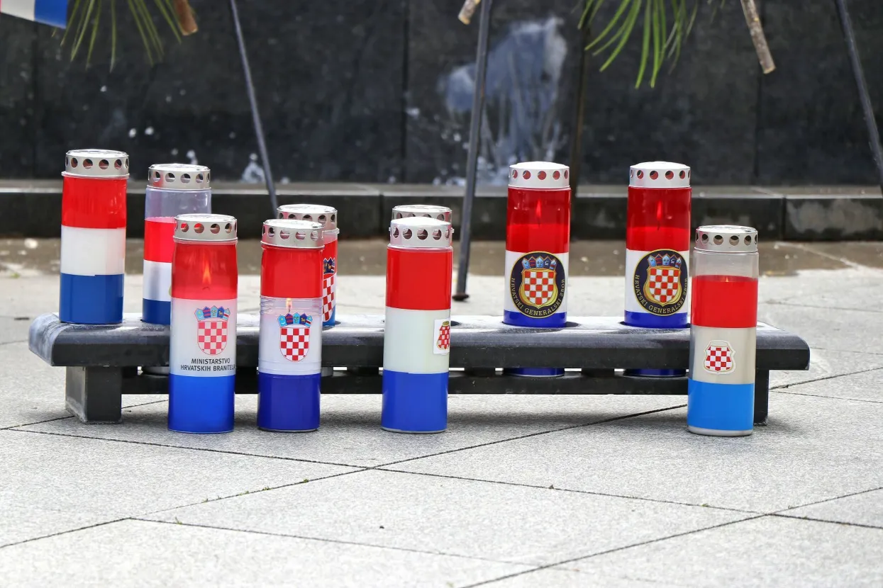 MOSTAR, 8. travnja (FENA) - Hrvatski predsjednik Zoran Milanović, predsjednik Hrvatskog narodnog sabora (HNS) BiH Dragan Čović, te brojna izaslanstva iz BiH i Hrvatske položili su u petak vijence i zapalili svijeće na Središnjem spomeniku ispred Hrvatskog doma hercega Stjepana Kosače u Mostaru, a u povodu obilježavanja 30. obljetnice utemeljenja Hrvatskog vijeća obrane (HVO).(Foto FENA/Emanuel Soca)