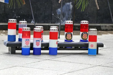 MOSTAR, 8. travnja (FENA) - Hrvatski predsjednik Zoran Milanović, predsjednik Hrvatskog narodnog sabora (HNS) BiH Dragan Čović, te brojna izaslanstva iz BiH i Hrvatske položili su u petak vijence i zapalili svijeće na Središnjem spomeniku ispred Hrvatskog doma hercega Stjepana Kosače u Mostaru, a u povodu obilježavanja 30. obljetnice utemeljenja Hrvatskog vijeća obrane (HVO).(Foto FENA/Emanuel Soca)