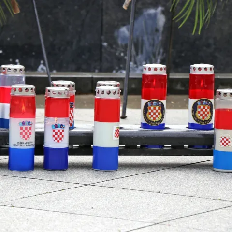 MOSTAR, 8. travnja (FENA) - Hrvatski predsjednik Zoran Milanović, predsjednik Hrvatskog narodnog sabora (HNS) BiH Dragan Čović, te brojna izaslanstva iz BiH i Hrvatske položili su u petak vijence i zapalili svijeće na Središnjem spomeniku ispred Hrvatskog doma hercega Stjepana Kosače u Mostaru, a u povodu obilježavanja 30. obljetnice utemeljenja Hrvatskog vijeća obrane (HVO).(Foto FENA/Emanuel Soca)