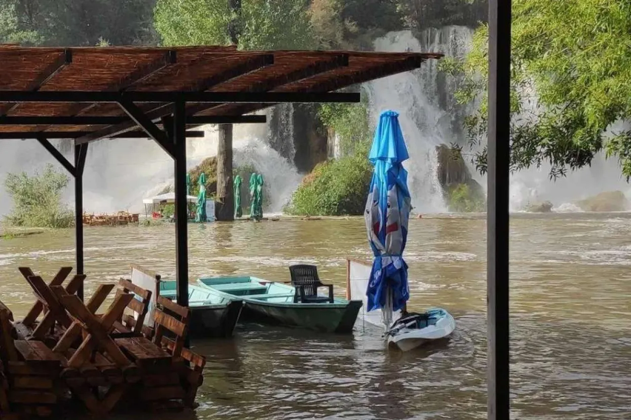 Poplavljeni ugostiteljski objekti na vodopadu Kravici