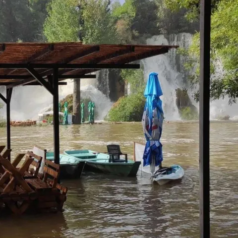 Poplavljeni ugostiteljski objekti na vodopadu Kravici