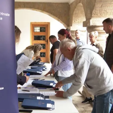 Potpisani ugovori za projekte od posebnog interesa za Hrvate u BiH