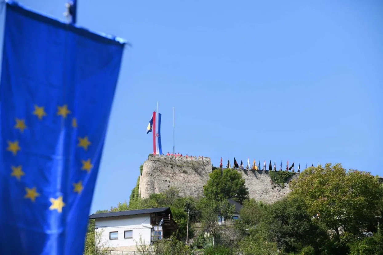 Svečano obilježena 30. obljetnica VRO "Maestral" i oslobođenja Jajca