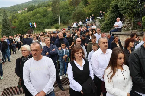 PROZOR-RAMA, 14. rujna (FENA) - Svetom misom, na blagdan Uzvišenja Svetog Križa, u Uzdolu, u općini Prozor-Rama, obilježena je 32. obljetnica stradanja 29 hrvatskih civila i 12 pripadnika Hrvatskog vijeća obrane (HVO), koje su 1993. godine u njihovim domovima ubili pripadnici Armije BiH.(Foto FENA/Mario Obrdalj)