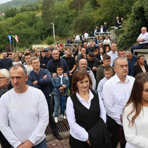 PROZOR-RAMA, 14. rujna (FENA) - Svetom misom, na blagdan Uzvišenja Svetog Križa, u Uzdolu, u općini Prozor-Rama, obilježena je 32. obljetnica stradanja 29 hrvatskih civila i 12 pripadnika Hrvatskog vijeća obrane (HVO), koje su 1993. godine u njihovim domovima ubili pripadnici Armije BiH.(Foto FENA/Mario Obrdalj)