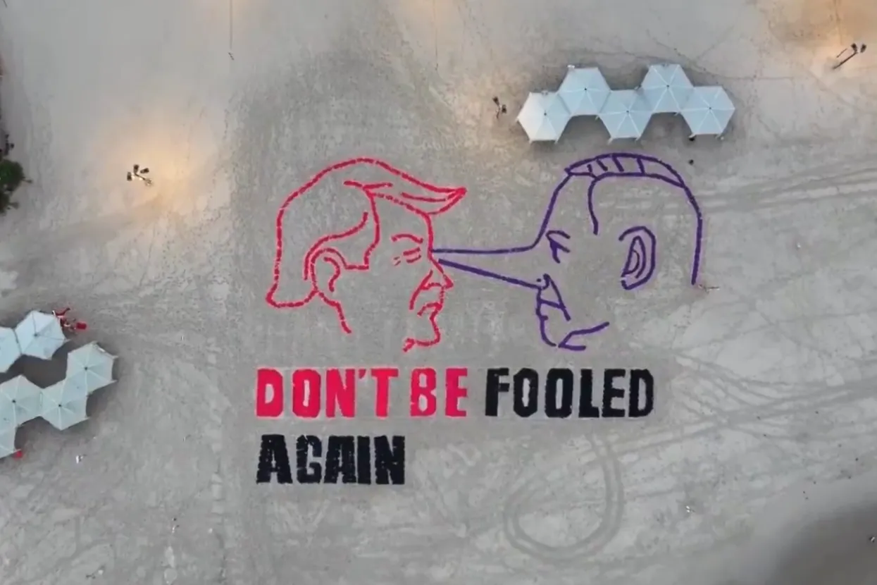 Portreti Trumpa i Netanyahua na plaži u Tel Avivu