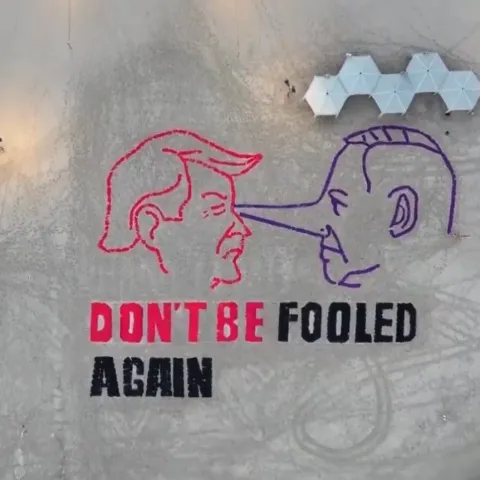 Portreti Trumpa i Netanyahua na plaži u Tel Avivu